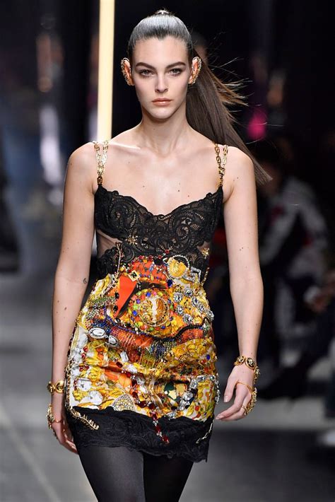 vittoria ceretti versace 2023|Vittoria Ceretti catwalk Versace SS23 .